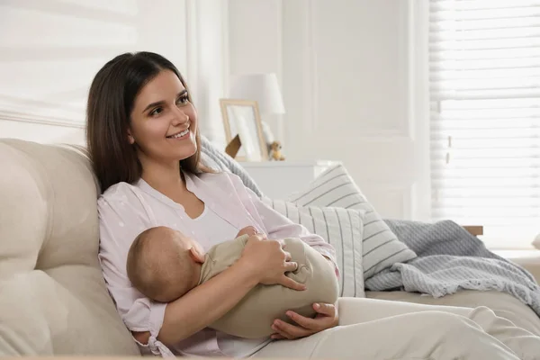 Mujer Joven Con Bebé Durmiendo Sofá Casa — Foto de Stock