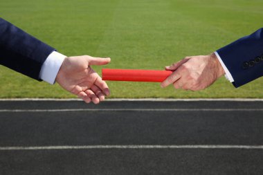 İş adamı dışarıda ortağına cop veriyor, yakın plan.
