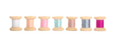 Beyaz arkaplanda renkli dikiş iplikleri