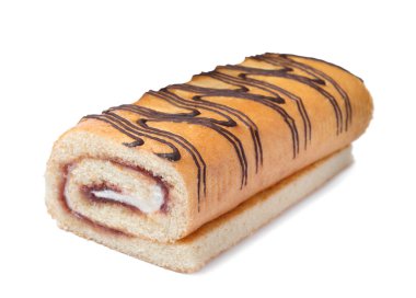 Kremalı ve reçelli kek rulosu beyaza izole edilmiş.