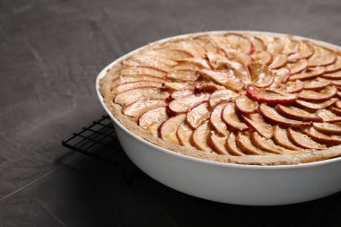 Gri masada fırında elmalı turta, yakın plan.