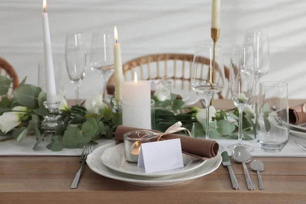 Configuração Mesa Festiva Com Belos Utensílios Mesa Decoração Dentro Casa — Fotografia de Stock