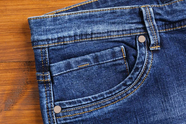 Ahşap Arka Planda Şık Mavi Kot Pantolon Başlangıçtaki Cep Telefonunun — Stok fotoğraf