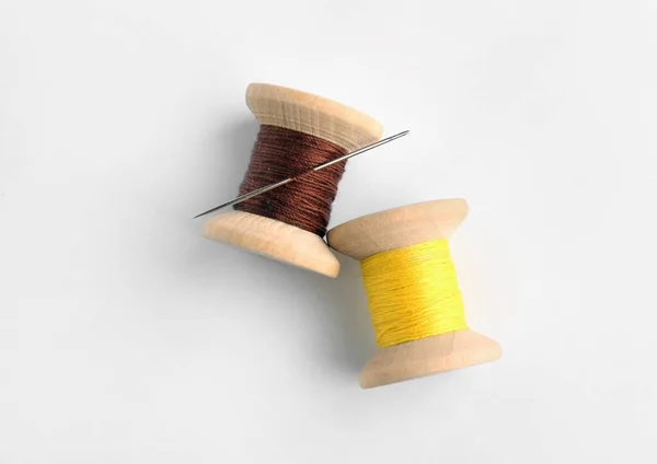 白い背景に針でカラフルな縫製糸 トップビュー — ストック写真