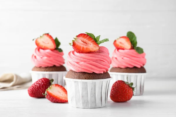Süße Cupcakes Mit Frischen Erdbeeren Auf Weißem Tisch — Stockfoto