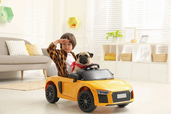 Маленький Хлопчик Своїм Собакою Іграшковій Машині Вдома — стокове фото