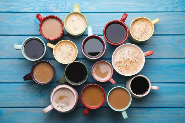 Mange Kopper Med Forskjellige Kaffedrikker Lyseblått Trebord Flatt Lagt – stockfoto