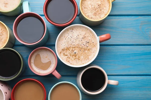 Sok Csésze Különböző Kávé Italok Világoskék Asztal Lapos Feküdt — Stock Fotó
