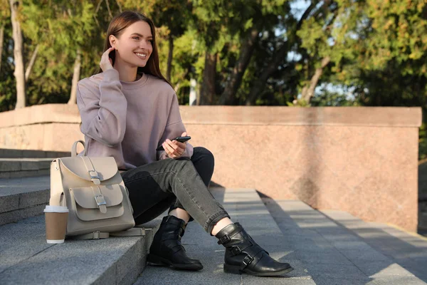 Jonge Vrouw Met Smartphone Stijlvolle Beige Rugzak Trappen Buiten Ruimte — Stockfoto