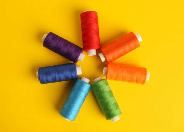 Diversi Fili Colorati Cucire Sfondo Giallo Posa Piatta — Foto Stock
