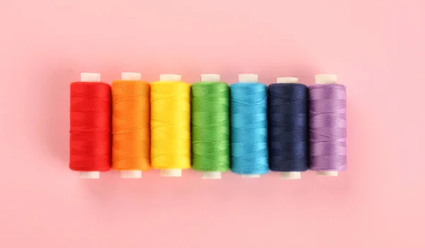 Diferentes Linhas Costura Fundo Rosa Flat Lay — Fotografia de Stock
