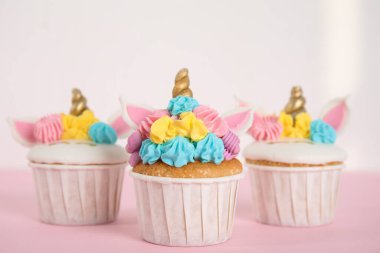 Pembe masada üç tatlı tek boynuzlu at keki.