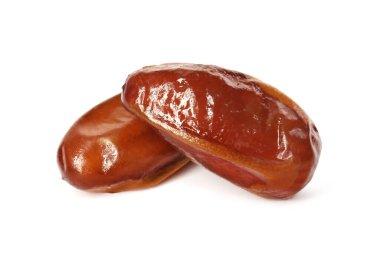 Beyaz arka planda iki lezzetli kurutulmuş tarih.