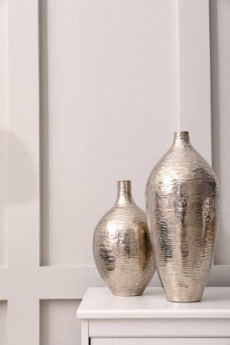 Beyaz masa içerisindeki parlak vazolar. İç öge