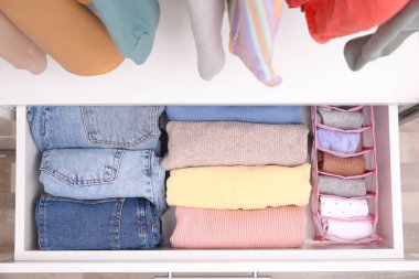 Kapalı, üst manzaralı, kapalı elbiseli açık çekmece. Dikey depolama