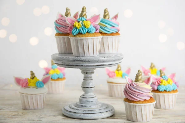 Bonitos Pastelitos Unicornio Dulce Sobre Mesa Madera Blanca — Foto de Stock