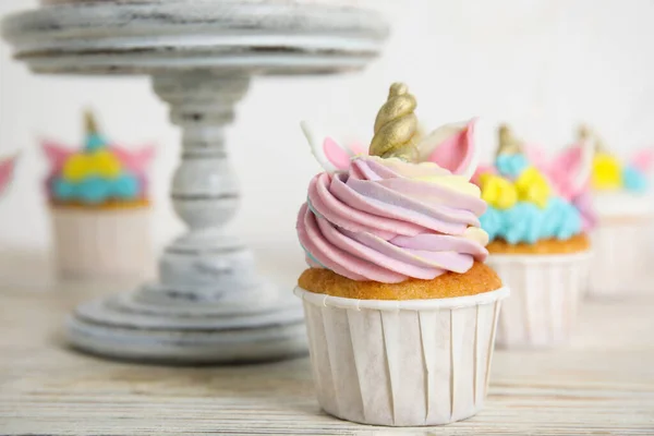 Linda Magdalena Unicornio Dulce Cerca Del Puesto Postre Mesa Madera — Foto de Stock