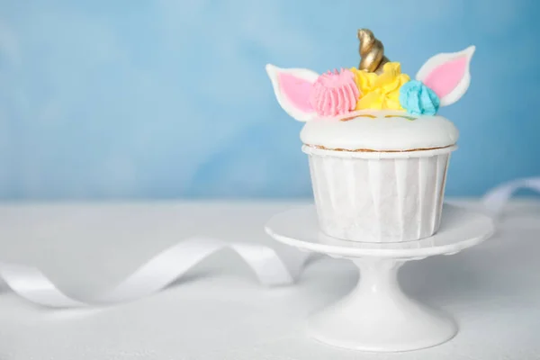 Επιδόρπιο Stand Χαριτωμένα Γλυκά Cupcakes Μονόκερου Λευκό Τραπέζι Χώρος Για — Φωτογραφία Αρχείου