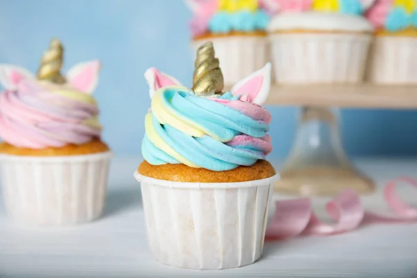 Γλυκό Γλυκό Μονόκερος Cupcakes Λευκό Ξύλινο Τραπέζι Closeup — Φωτογραφία Αρχείου