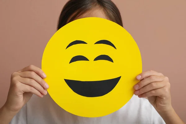 Niña Cubriendo Cara Con Emoji Riendo Sobre Fondo Rosa Pálido — Foto de Stock