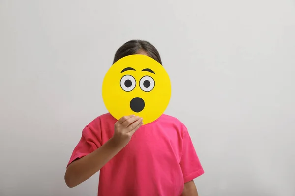 Petite Fille Couvrant Visage Avec Emoji Choqué Sur Fond Blanc — Photo