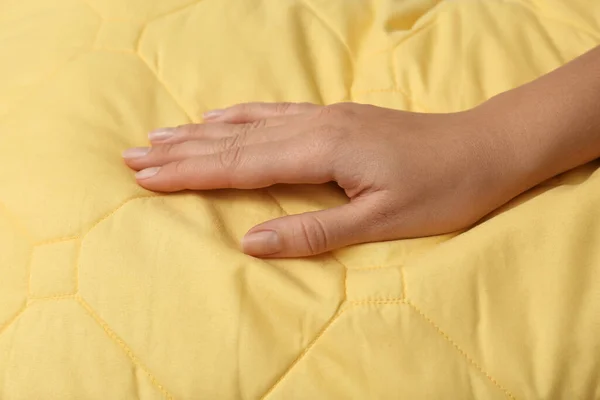 Vrouw Aanraken Zacht Geel Kussen Close Van Hand — Stockfoto