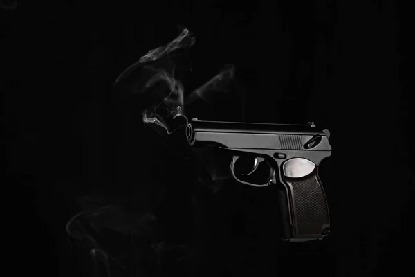 Pistola Con Humo Saliendo Del Cañón Sobre Fondo Oscuro Espacio —  Fotos de Stock