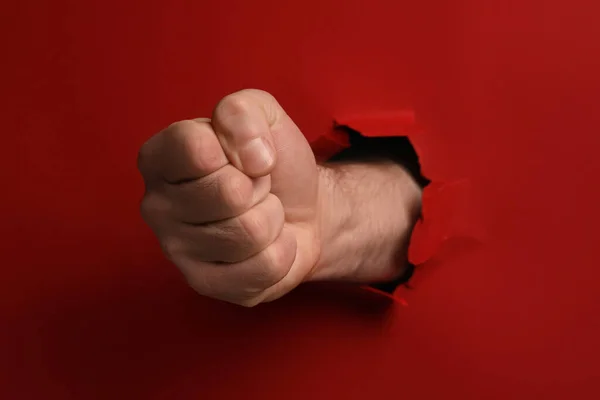 Άνθρωπος Σπάζοντας Κόκκινο Χαρτί Γροθιά Closeup — Φωτογραφία Αρχείου