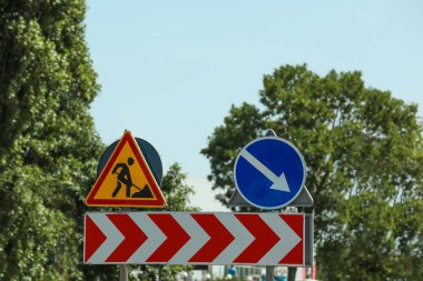 Açık havada trafik işaretleri olan bir barikat. Yol onarımı