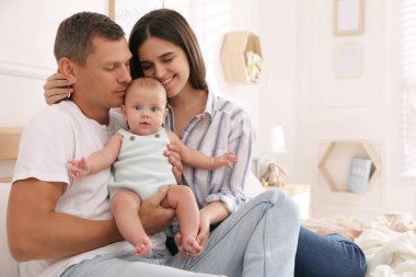 Mutlu bir aile ve evde tatlı bebekleri var.
