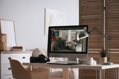 Retoucher 'ın işyeri. Ofiste fotoğraf düzenleme uygulaması, kamera ve grafik tableti olan bilgisayar