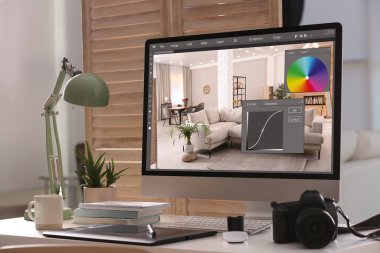 Retoucher 'ın işyeri. Ofiste fotoğraf düzenleme uygulaması, kamera ve grafik tableti olan bilgisayar