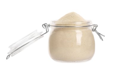 Kavanozda pişmemiş organik irmik, beyaza izole edilmiş.