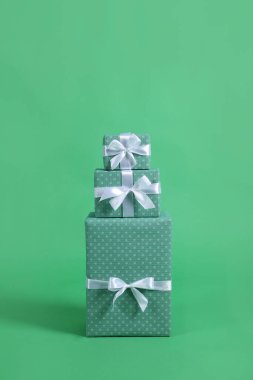 Yeşil arka planda güzel paketlenmiş hediye kutuları