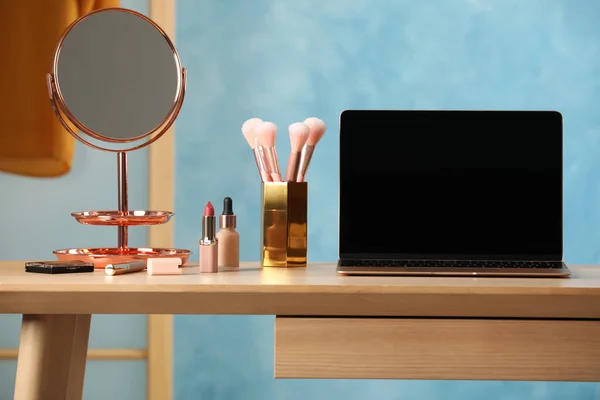 Wooden Table Modern Laptop Makeup Products Room — Stock Photo, Image