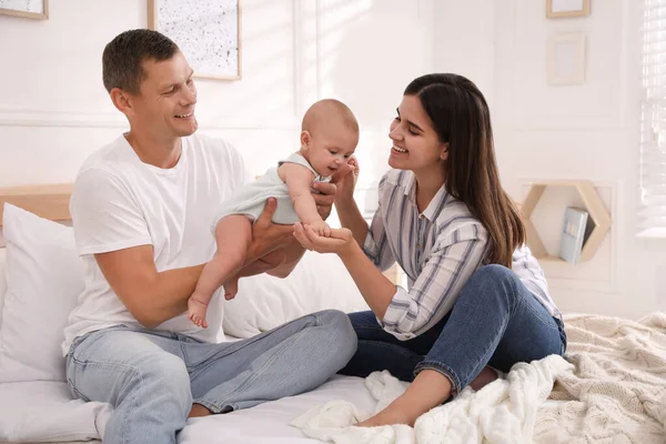 Lycklig Familj Med Sin Söta Bebis Sängen Hemma — Stockfoto