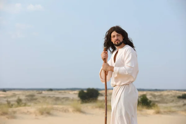 Иисус Христос Ходит Палкой Пустыне Пространство Текста — стоковое фото