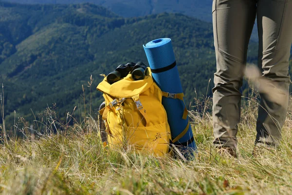 Turysta Plecakiem Poduszką Sypialną Lornetką Górach Słoneczny Dzień Zbliżenie — Zdjęcie stockowe