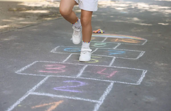 Kleines Kind Spielt Hopscotch Mit Kreide Auf Asphalt Gezeichnet Freien — Stockfoto