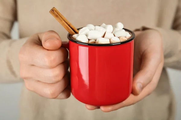 Frau Hält Tasse Mit Köstlicher Heißer Schokolade Mit Marshmallows Und — Stockfoto