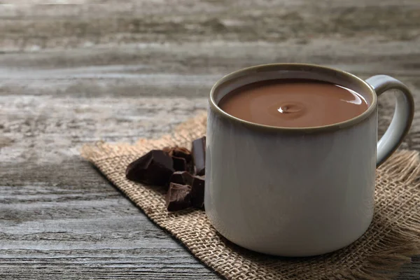 Chocolat Chaud Délicieux Dans Une Tasse Sur Une Table Bois — Photo