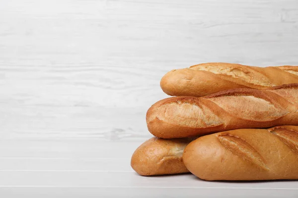 Lekkere Stokbrood Witte Houten Tafel Ruimte Voor Tekst — Stockfoto