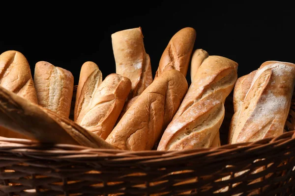 Verse Smakelijke Stokbrood Mand Tegen Zwarte Achtergrond Close — Stockfoto