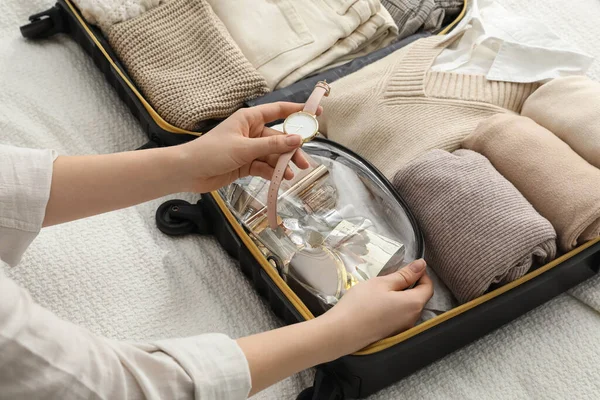 Жінка Упаковка Валізи Поїздки Ліжко Крупним Планом — стокове фото