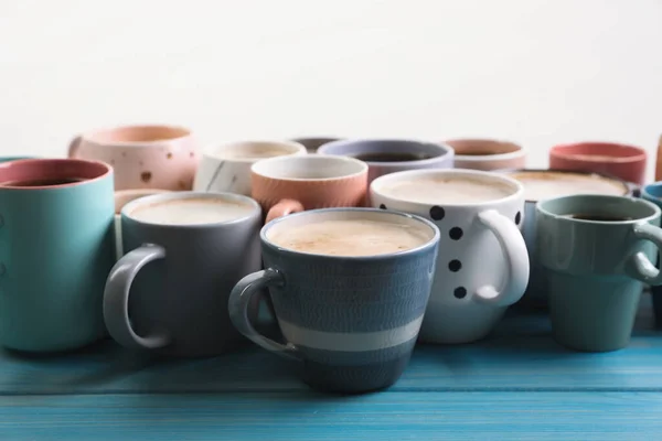 Sok Csésze Különböző Kávé Italok Világoskék Asztalon — Stock Fotó