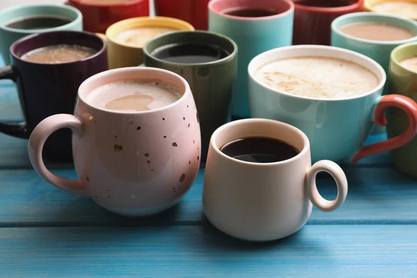 Viele Tassen Mit Verschiedenen Kaffeegetränken Auf Hellblauem Holztisch — Stockfoto