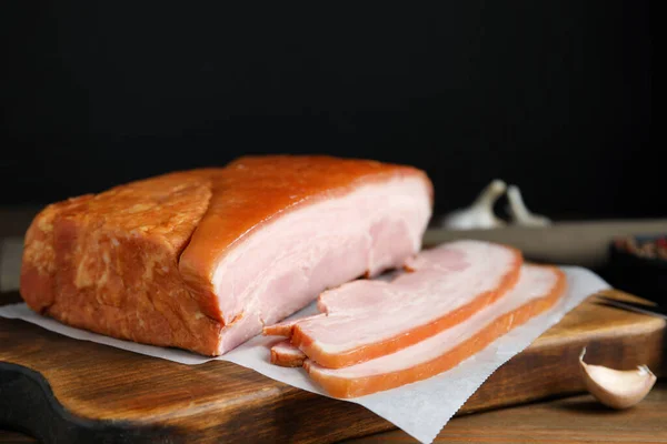 Délicieux Bacon Fumé Ail Sur Table Bois Gros Plan — Photo