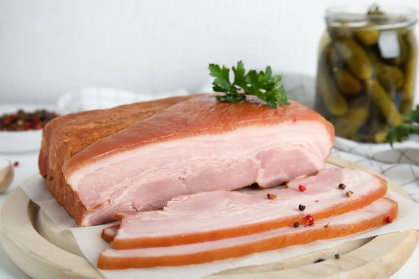 Délicieux Bacon Fumé Avec Persil Des Grains Poivre Sur Une — Photo