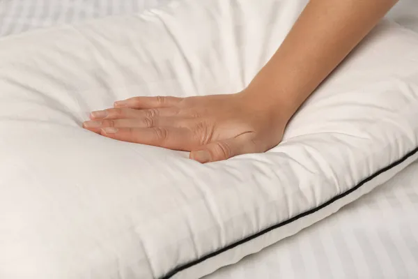 ベッドの上で柔らかい枕に触れる女性 クローズアップ — ストック写真