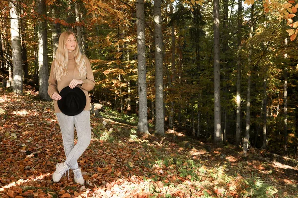 Plný Portrét Krásné Mladé Ženy Kloboukem Podzimním Lese Mezera Pro — Stock fotografie